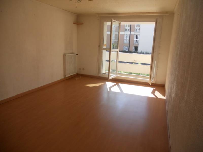 A la location sur Vitrolles RESIDENCE LE ROCHER, SECTEUR VIEUX VILLAGE VASTE T3 EN 1ER ETAGE AVEC GRAND BALCON