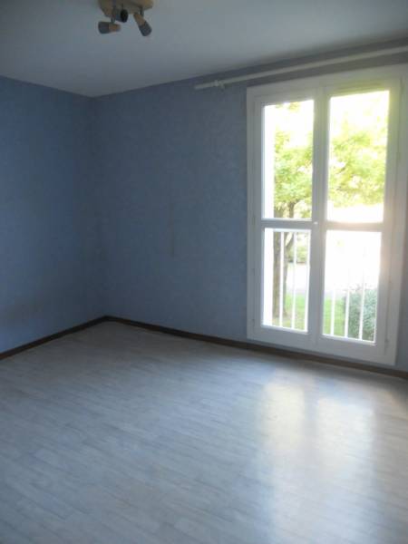 A la location sur Vitrolles RESIDENCE LE ROCHER, SECTEUR VIEUX VILLAGE VASTE T3 EN 1ER ETAGE AVEC GRAND BALCON