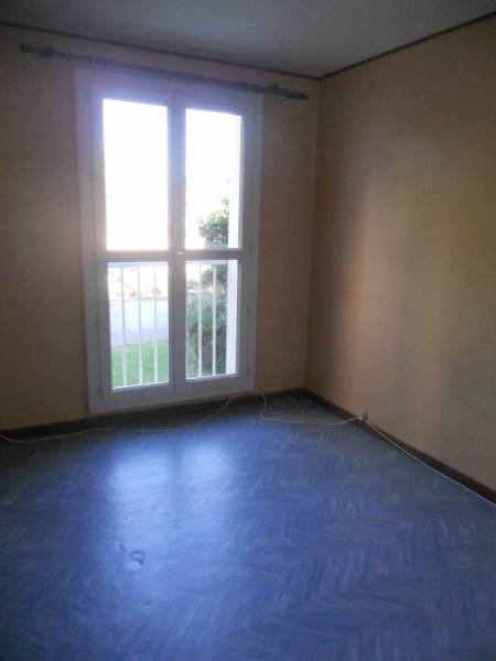 A la location sur Vitrolles RESIDENCE LE ROCHER, SECTEUR VIEUX VILLAGE VASTE T3 EN 1ER ETAGE AVEC GRAND BALCON