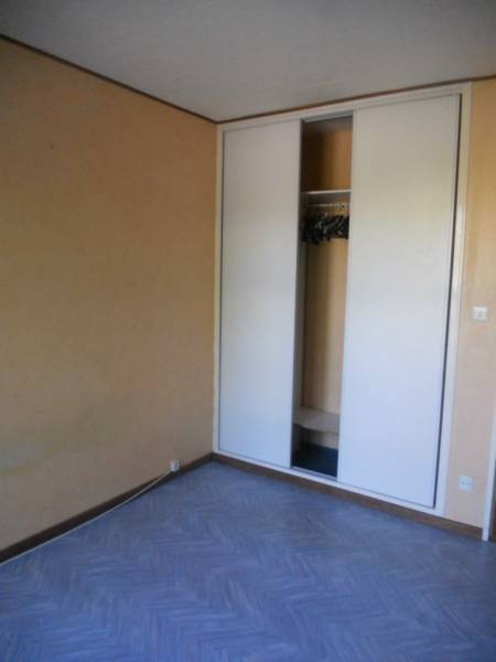 A la location sur Vitrolles RESIDENCE LE ROCHER, SECTEUR VIEUX VILLAGE VASTE T3 EN 1ER ETAGE AVEC GRAND BALCON