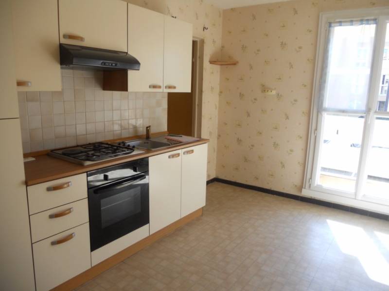 A la location sur Vitrolles RESIDENCE LE ROCHER, SECTEUR VIEUX VILLAGE VASTE T3 EN 1ER ETAGE AVEC GRAND BALCON