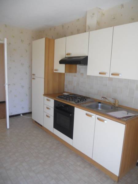 A la location sur Vitrolles RESIDENCE LE ROCHER, SECTEUR VIEUX VILLAGE VASTE T3 EN 1ER ETAGE AVEC GRAND BALCON