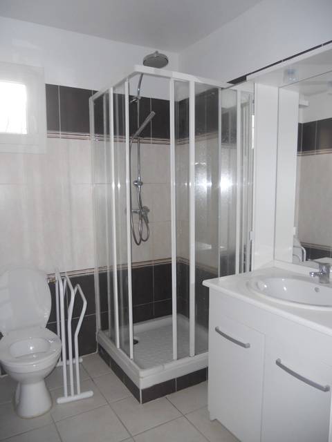 T2 AVEC TERRASSE DANS VILLA DIVISEE EN 3 LOGEMENTS LE ROVE  