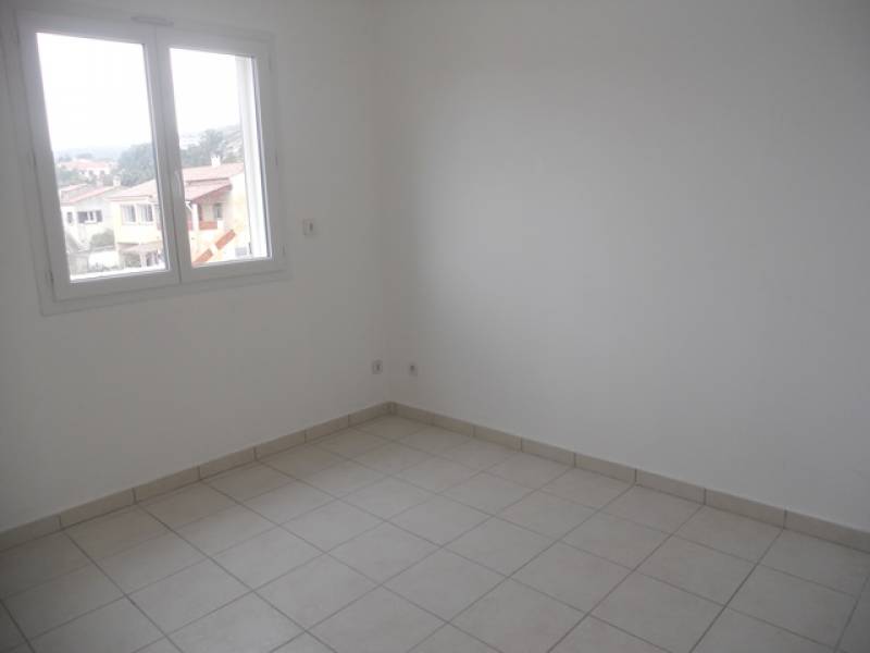 T2 AVEC TERRASSE DANS VILLA DIVISEE EN 3 LOGEMENTS LE ROVE  