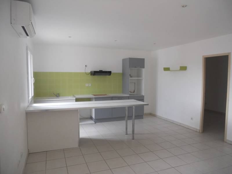 T2 AVEC TERRASSE DANS VILLA DIVISEE EN 3 LOGEMENTS LE ROVE  