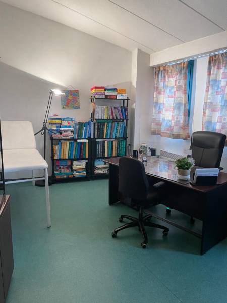 LOCAL PROFESSIONNEL TRES BIEN PLACE AVEC PARKING PUBLIC A COTE