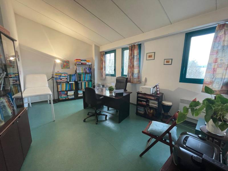 LOCAL PROFESSIONNEL TRES BIEN PLACE AVEC PARKING PUBLIC A COTE