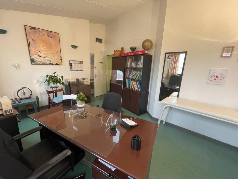 LOCAL PROFESSIONNEL TRES BIEN PLACE AVEC PARKING PUBLIC A COTE