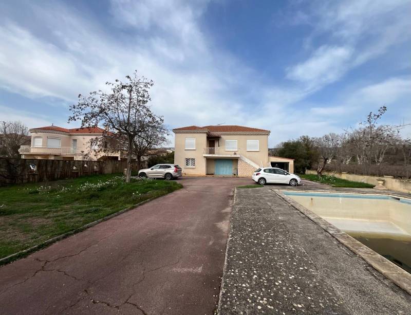 A la vente sur La Fare Les Oliviers, une villa de type 6/7  avec 4 chambres construite sur deux plan divisible en deux logements en campagne et proche centre ville