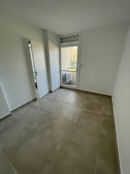 A LOUER T2 AVEC 3 BALCONS DANS UN SUPER ENVIRONNEMENT ET PROCHES COMMODITES