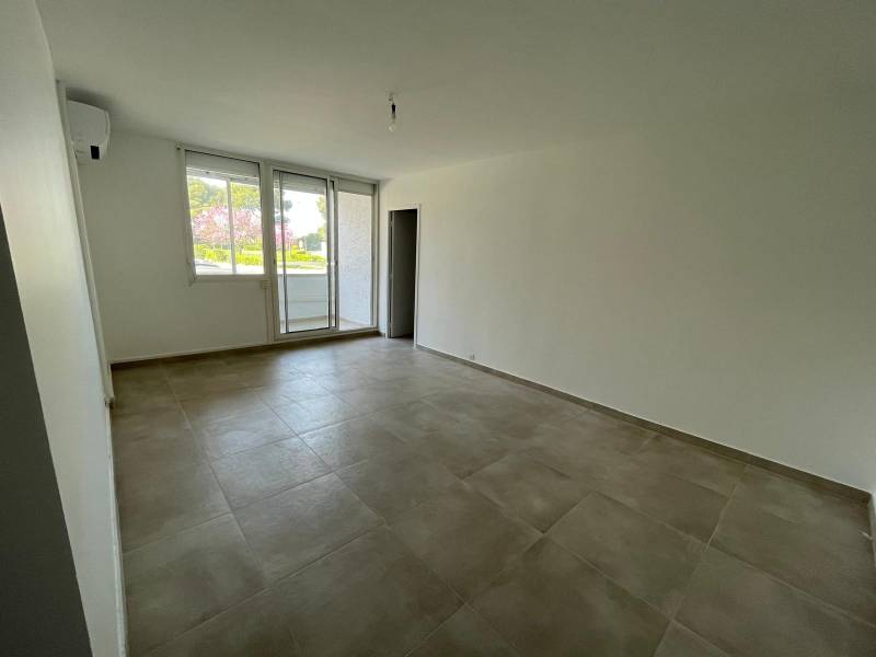 A LOUER T2 AVEC 3 BALCONS DANS UN SUPER ENVIRONNEMENT ET PROCHES COMMODITES