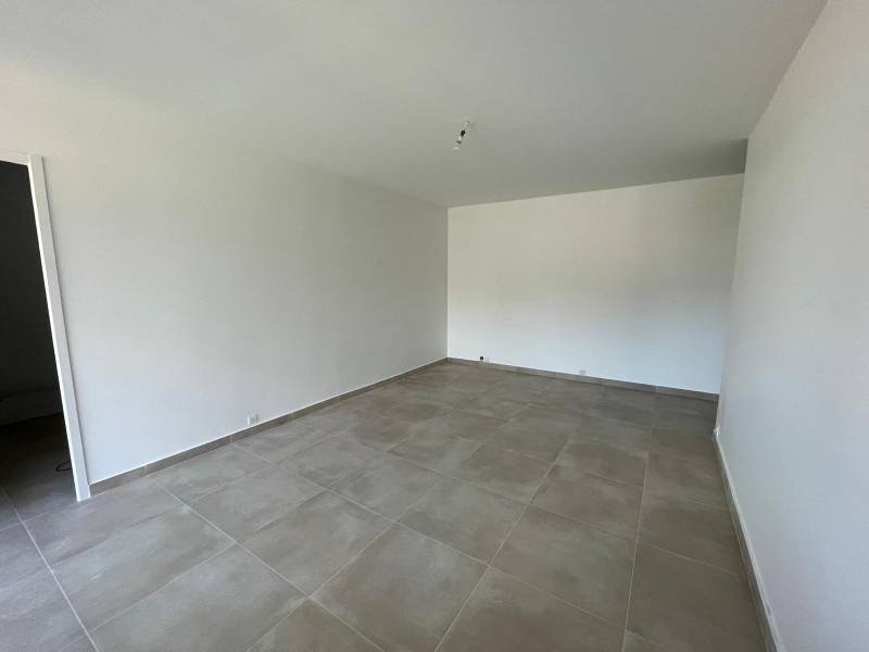 A LOUER T2 AVEC 3 BALCONS DANS UN SUPER ENVIRONNEMENT ET PROCHES COMMODITES