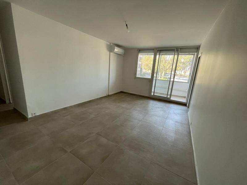 A LOUER T2 AVEC 3 BALCONS DANS UN SUPER ENVIRONNEMENT ET PROCHES COMMODITES