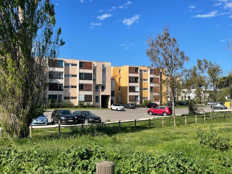 A LOUER T2 AVEC 3 BALCONS DANS UN SUPER ENVIRONNEMENT ET PROCHES COMMODITES