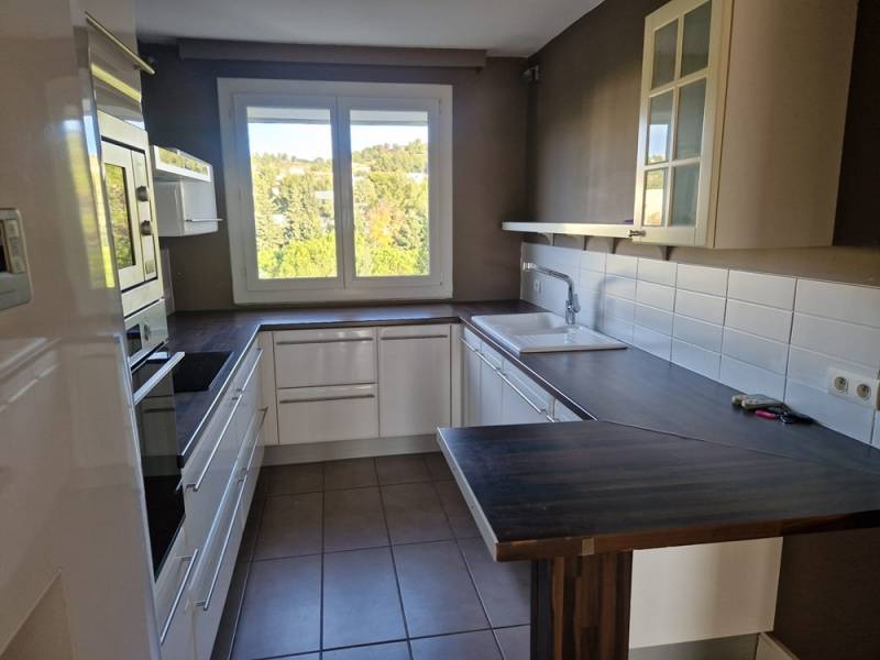 A LOUER DANS UNE RESIDENCE FERMEE DE STANDING, GRAND T4 AVEC PARKING EN SOUS-SOL ET CAVE