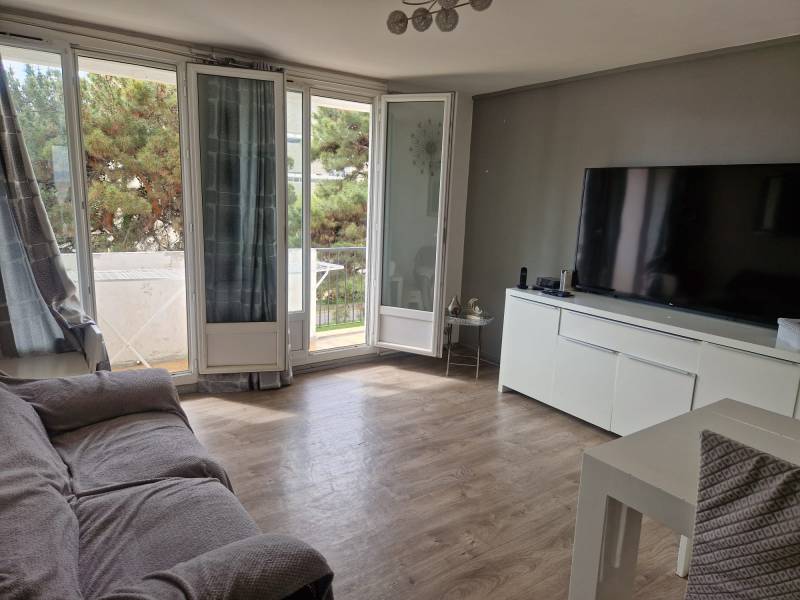 DANS UNE RESIDENCE AVEC ESPACES VERTS ET GARDIEN UN T3 D'ENVIRON 64 M² EN 2EME ETAGE