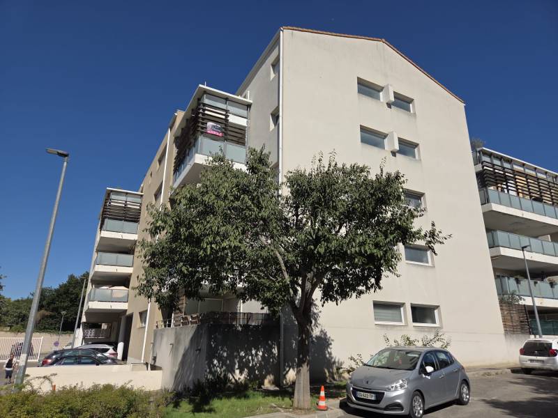 DANS UNE RESIDENCE RECENTE ET FERMEE AVEC ASCENSEUR, VASTE T2 DE 48 M² + TERRASSE + PARKING S.SOL