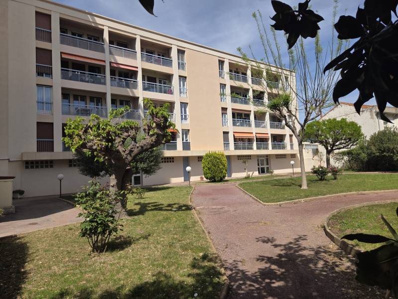 DANS UNE RESIDENCE FERMEE DE STANDING AVEC ASCSENSEUR, T4 AVEC TERRASSE