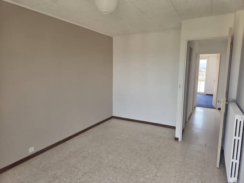 DANS UNE RESIDENCE FERMEE DE STANDING AVEC ASCSENSEUR, T4 AVEC TERRASSE