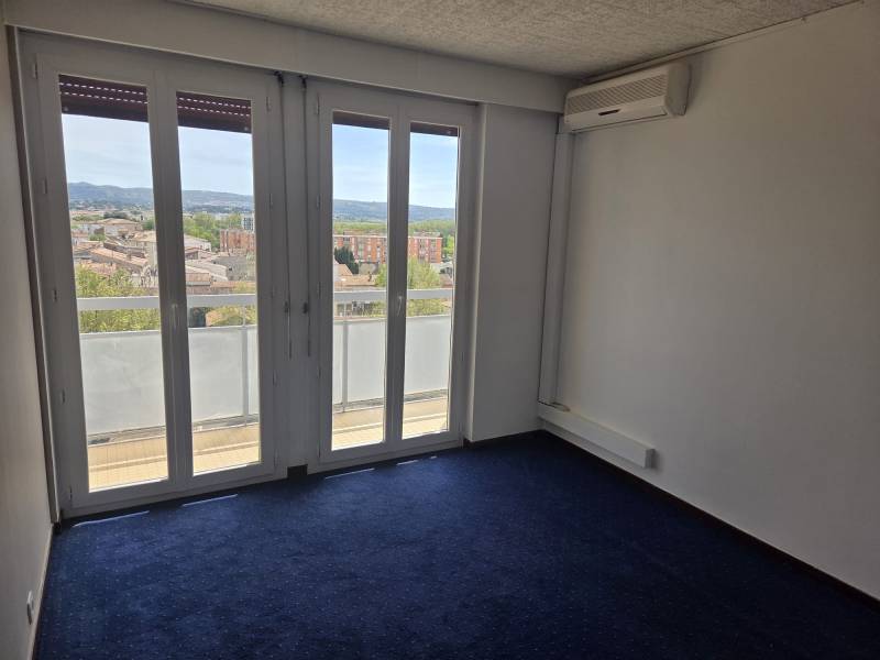 DANS UNE RESIDENCE FERMEE DE STANDING AVEC ASCSENSEUR, T4 AVEC TERRASSE