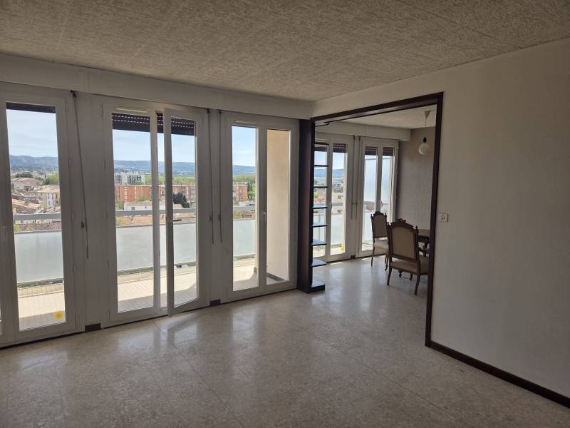 DANS UNE RESIDENCE FERMEE DE STANDING AVEC ASCSENSEUR, T4 AVEC TERRASSE