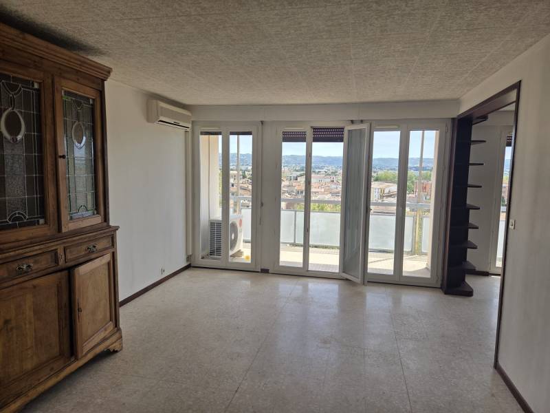 DANS UNE RESIDENCE FERMEE DE STANDING AVEC ASCSENSEUR, T4 AVEC TERRASSE