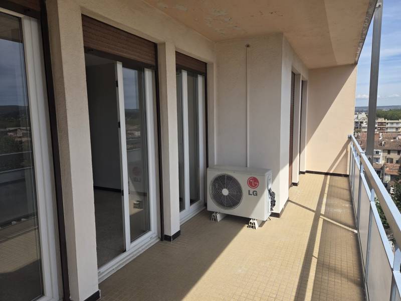 DANS UNE RESIDENCE FERMEE DE STANDING AVEC ASCSENSEUR, T4 AVEC TERRASSE