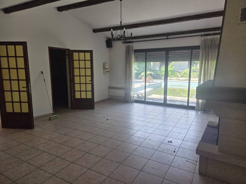 MARIGNANE, IDEAL DEUX FAMILLES, PROPRIETE COMPOSEE D'UNE MAISON PRICIPALE T5 + MAISONNETTE DE 50 M² SUR 1119
