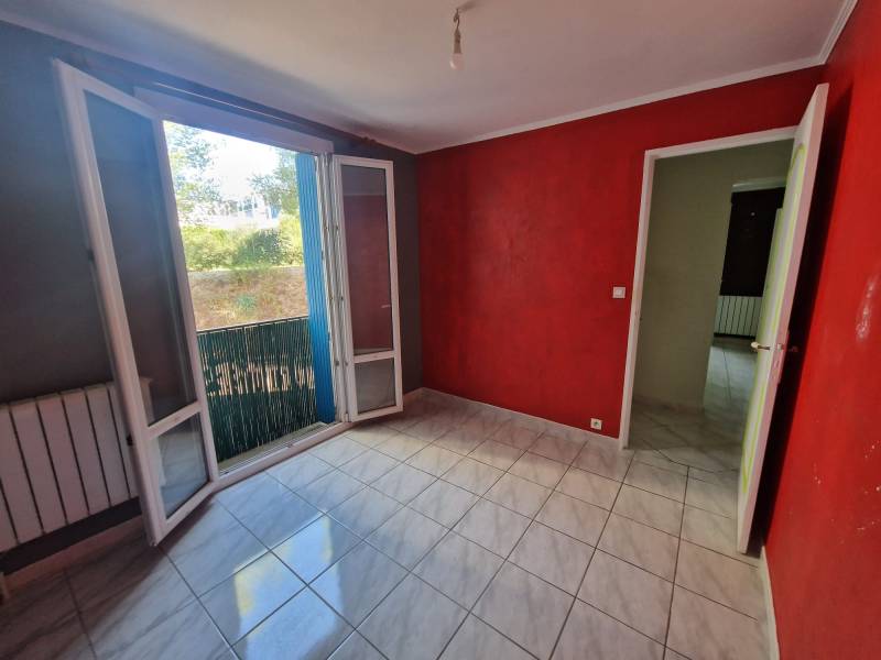A LOUER RESIDENCE LES VIGNETTES A VITROLLES, APPARTEMENT T4 EN RDC SEJOUR / SALON, 2 CHAMBRES