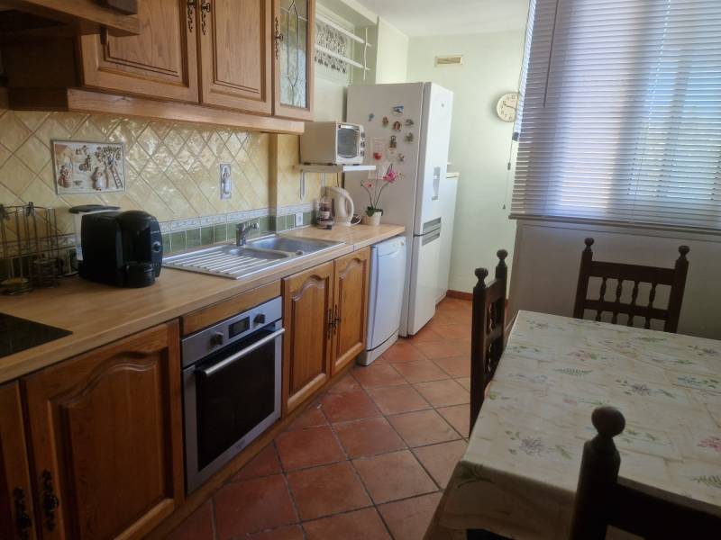 5 pièces 84.46 m² Résidence fermée avec espaces verts, vaste appartement de type 5 en 2ème étage d'environ 85 m² habitables.