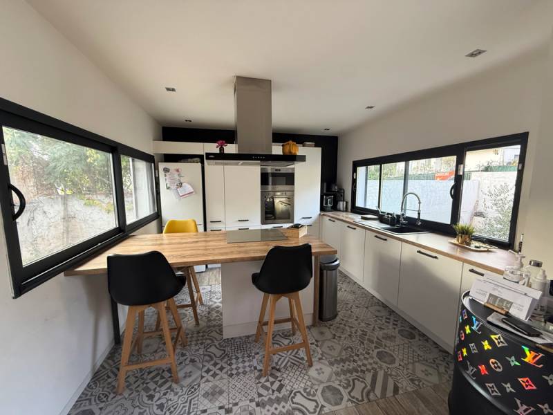 Maison moderne avec 140 m² utiles, terrasses, jardin et sous-sol aménagé – Rare sur le secteur LES PENNES MIRA