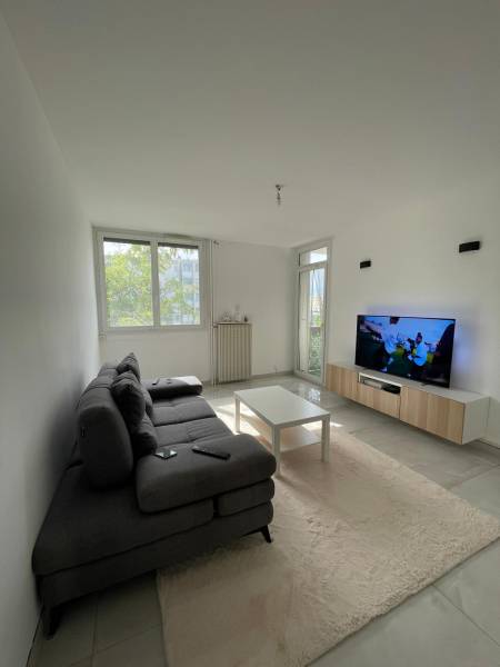 Sur Marignane à la location, bel appartement T3 meublé lumineux avec balcon, cave et emplacement de parking