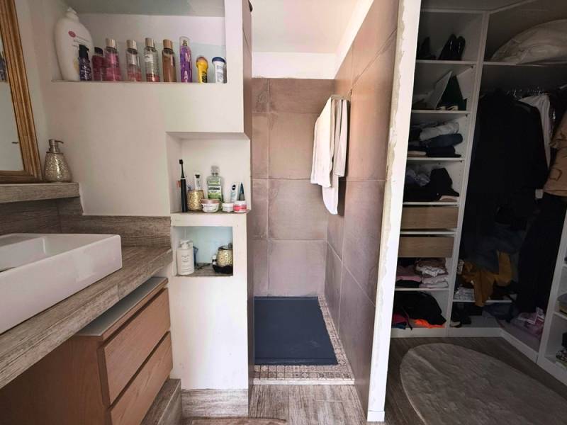 Maison moderne avec 140 m² utiles, terrasses, jardin et sous-sol aménagé – Rare sur le secteur LES PENNES MIRA