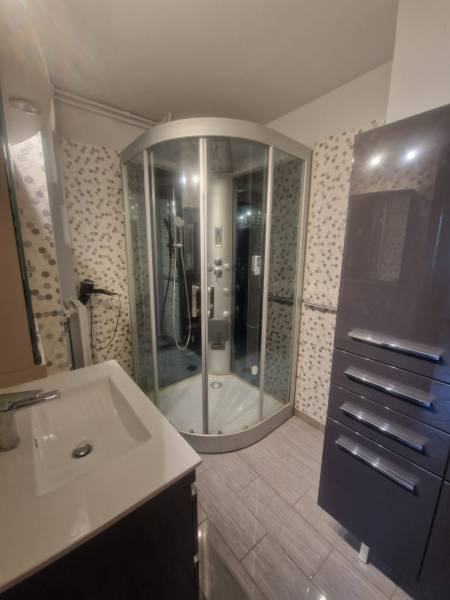 5 pièces 84.46 m² Résidence fermée avec espaces verts, vaste appartement de type 5 en 2ème étage d'environ 85 m² habitables.