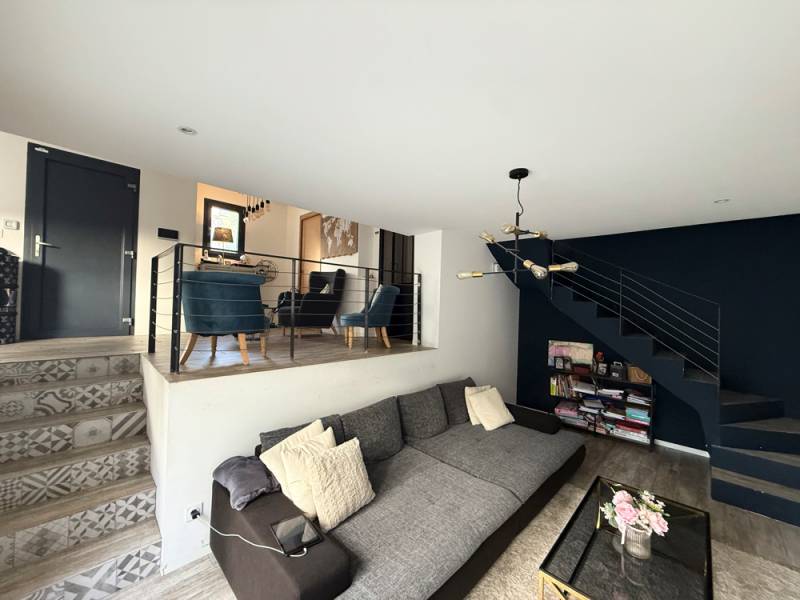 Maison moderne avec 140 m² utiles, terrasses, jardin et sous-sol aménagé – Rare sur le secteur LES PENNES MIRA