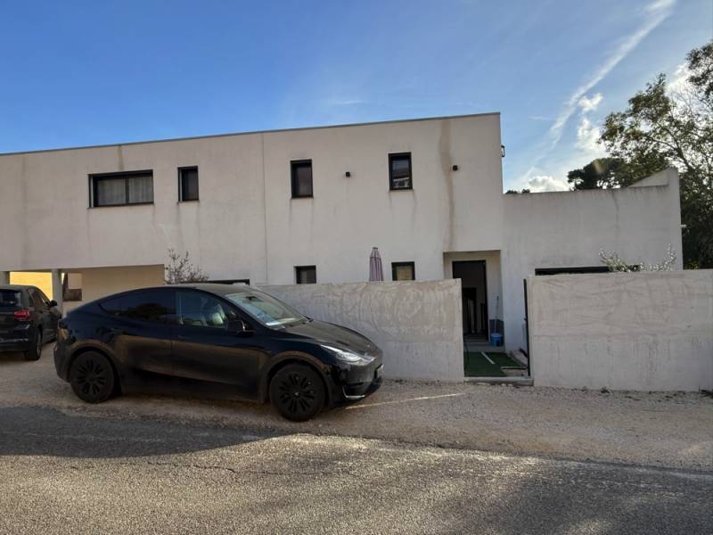 Maison moderne avec 140 m² utiles, terrasses, jardin et sous-sol aménagé – Rare sur le secteur LES PENNES MIRA