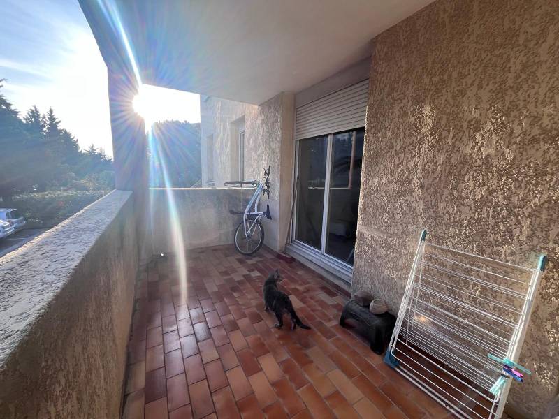 Marignane, appartement de t2 en 1er étage avec ascenseur et terrasse de 11 m² en expo plein sud avec PK privative
