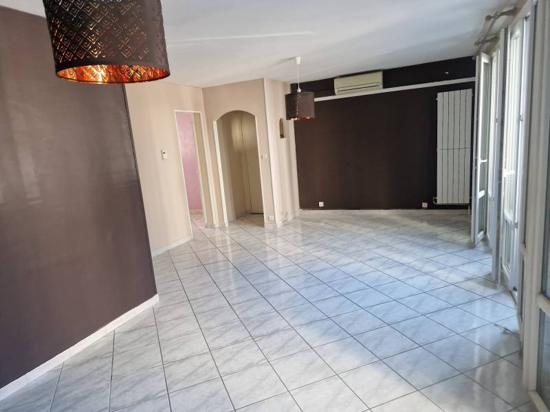 A LOUER RESIDENCE LES VIGNETTES A VITROLLES, APPARTEMENT T4 EN RDC SEJOUR / SALON, 2 CHAMBRES