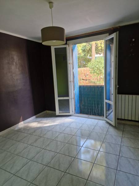 A LOUER RESIDENCE LES VIGNETTES A VITROLLES, APPARTEMENT T4 EN RDC SEJOUR / SALON, 2 CHAMBRES