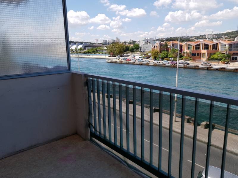 A LOUER DANS UNE PETITE RESIDENCE T2 DE 54M² ENVIRON AVEC BALCON DONNANT SUR LE CANAL ET UNE PLACE DE PARKING
