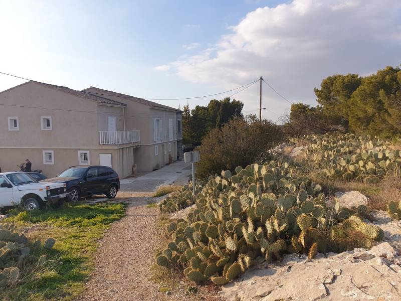 PAVILLON MITOYEN T4 LANCON DE PROVENCE  VUE IMPRENABLE