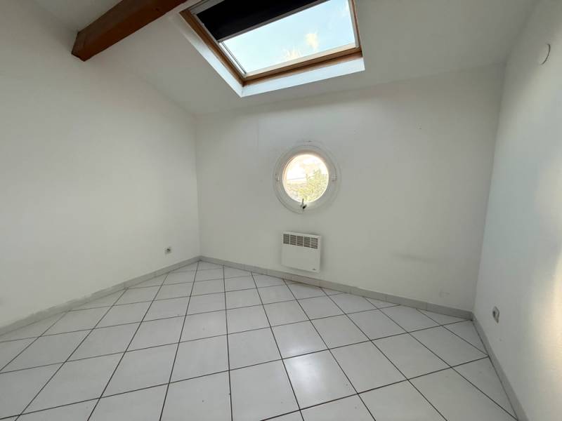 À vendre Duplex lumineux avec parking & cave – Plage du Verdon à env. 12 min à pied – La Couronne