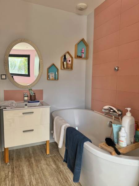 Maison moderne avec 140 m² utiles, terrasses, jardin et sous-sol aménagé – Rare sur le secteur LES PENNES MIRA