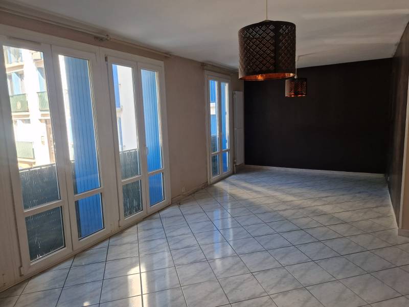 A LOUER RESIDENCE LES VIGNETTES A VITROLLES, APPARTEMENT T4 EN RDC SEJOUR / SALON, 2 CHAMBRES