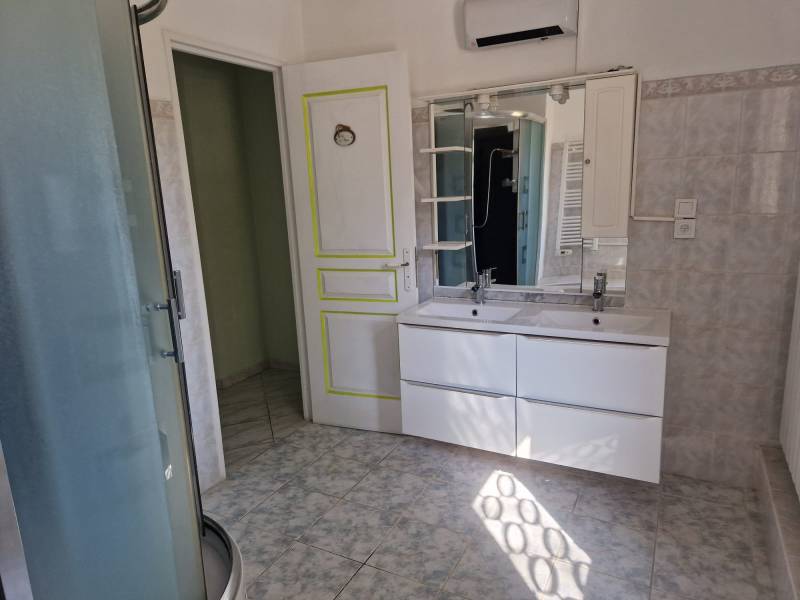 A LOUER RESIDENCE LES VIGNETTES A VITROLLES, APPARTEMENT T4 EN RDC SEJOUR / SALON, 2 CHAMBRES