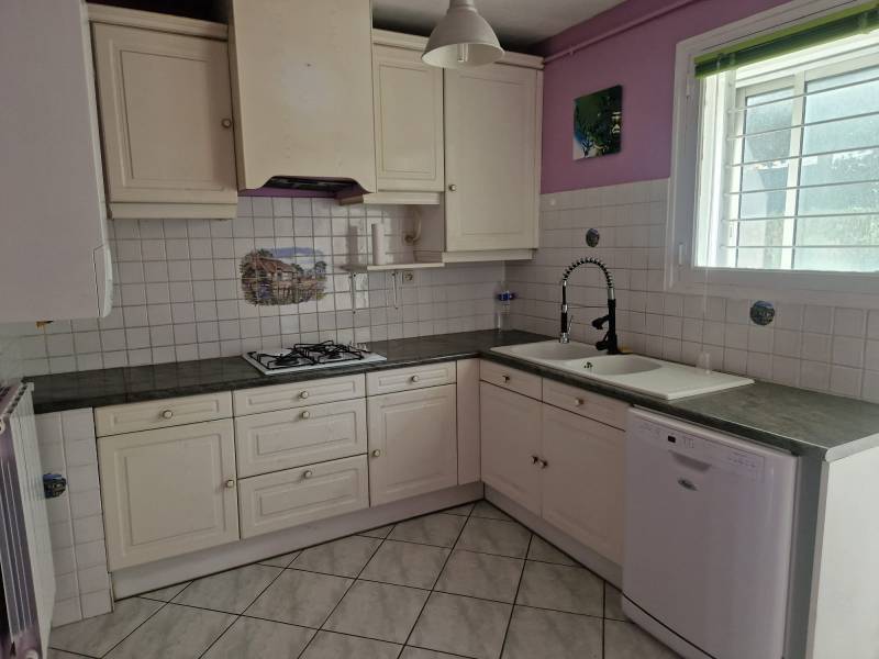 A LOUER RESIDENCE LES VIGNETTES A VITROLLES, APPARTEMENT T4 EN RDC SEJOUR / SALON, 2 CHAMBRES