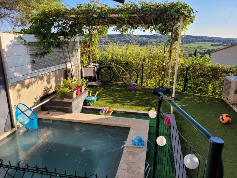A la vente sur Lançon de Provence, un pavillon mitoyen avec 2 chambres sur 3 niveaux dans le calme absolu avec une vue exceptionnelle 
