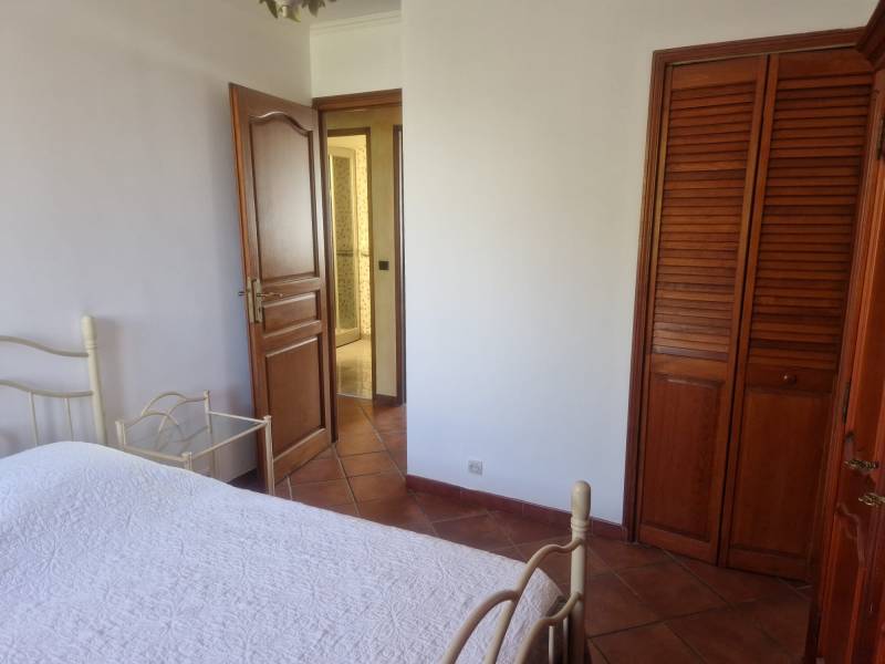 5 pièces 84.46 m² Résidence fermée avec espaces verts, vaste appartement de type 5 en 2ème étage d'environ 85 m² habitables.